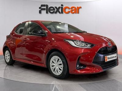 Usado Toyota Yaris Hybrid Active 116 CV (85 kW) 2023 Rojo Utilitario