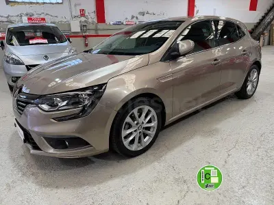 Usado Renault Mégane Zen 140 CV (102 kW) 2019 Beige Berlina