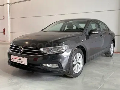 Usado VW Passat 122 CV (89 kW) 2021 Gris / plata Berlina