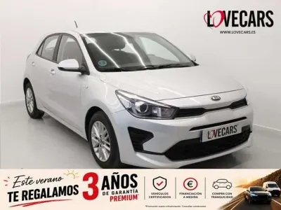 Usado Kia Rio 84 CV (61 kW) 2021 Gris Berlina
