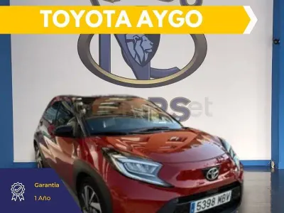 Usado Toyota Aygo X Play 72 CV (52 kW) 2022 Rojo SUV