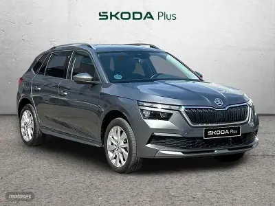 Usado Skoda Kamiq Style 110 CV (80 kW) 2023 Gris / plateado SUV