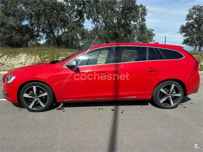 Begagnad Volvo V60 R-Design Momentum 150 HK (110 kW) 2018 Röd Kombi