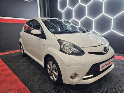 Usado Toyota Aygo Connect Style 68 CV (50 kW) 2012 Blanco Utilitario