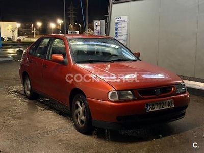 Usado Seat Cordoba 90 CV (66 kW) 1998 Rojo Berlina