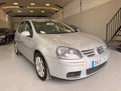 Usado VW Golf IV Sportline 105 CV (77 kW) 2005 Gris / plata Berlina