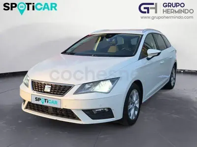 Usado Seat Leon Style 130 CV (95 kW) 2020 Blanco Familiar