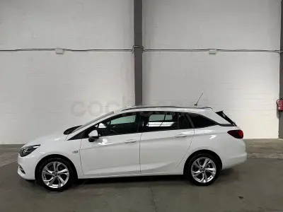 Usado Opel Astra Dynamic 110 CV (80 kW) 2020 Blanco Familiar
