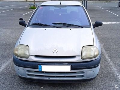 Usado Renault Clio II 60 CV (44 kW) 1999 Gris / plata Berlina