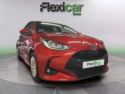 Rojo Usado 2023 Toyota Yaris Hybrid Active Berlina | 16.990 € (Super precio)