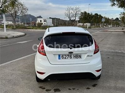 Usado Ford Fiesta Trend 82 CV (60 kW) 2011 Blanco Utilitario