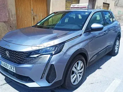 Usado Peugeot 3008 Active 130 CV (95 kW) 2021 Gris / plata SUV