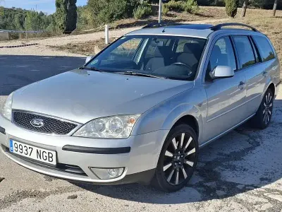 Usado Ford Mondeo Ghia 145 CV (106 kW) 2003 Gris / plata Familiar