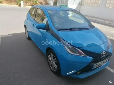 Usado Toyota Aygo X-play 69 CV (50 kW) 2018 Azul Utilitario