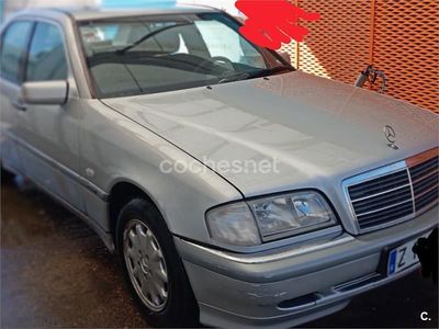 Usado Mercedes C180 Elegance 122 CV (89 kW) 1999 Gris / plata Berlina
