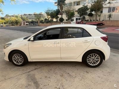 Usado Kia Rio 84 CV (61 kW) 2018 Blanco Berlina
