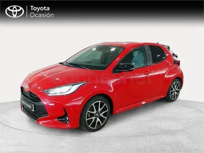Usado Toyota Yaris Hybrid Style 116 CV (85 kW) 2022 Rojo Berlina