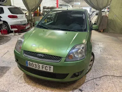 Usado Ford Fiesta 68 CV (50 kW) 2007 Verde Utilitario