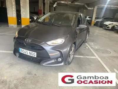 Usado Toyota Yaris Active 115 CV (84 kW) 2025 Gris Utilitario