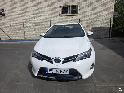 Usado Toyota Auris Hybrid Advance 136 CV (100 kW) 2014 Blanco Berlina