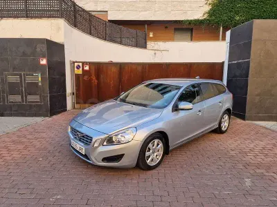 Usado Volvo V60 Momentum 115 CV (84 kW) 2012 Gris / plata Familiar