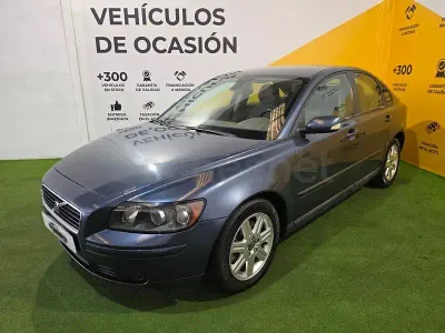 Usado Volvo S40 Momentum 136 CV (100 kW) 2005 Azul Berlina