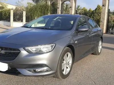 Usado Opel Insignia Selective 136 CV (100 kW) 2017 Gris Berlina
