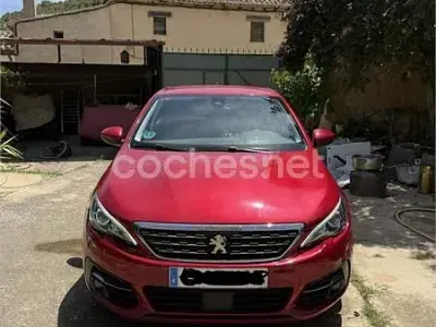 Usado Peugeot 308 130 CV (95 kW) 2018 Rojo Berlina