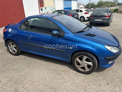 Usado Peugeot 206 110 CV (80 kW) 2002 Azul Descapotable