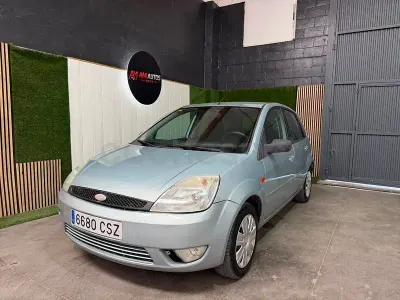 Usado Ford Fiesta Trend 68 CV (50 kW) 2004 Gris / plata Utilitario