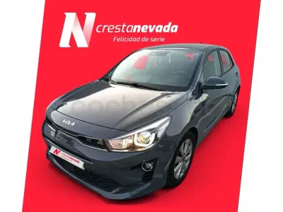 Usado Kia Rio 100 CV (73 kW) 2023 Gris / plata Berlina