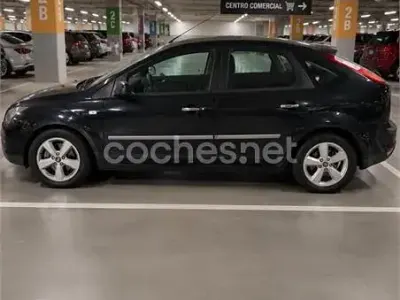 Usado Ford Focus Titanium 136 CV (100 kW) 2005 Gris / plata Berlina