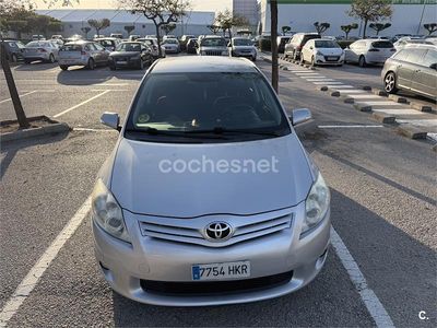 Usado Toyota Auris Live 90 CV (66 kW) 2012 Gris / plata Berlina