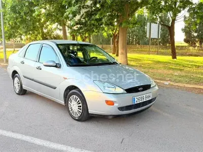 Usado Ford Focus Ghia 90 CV (66 kW) 2001 Gris / plata Berlina