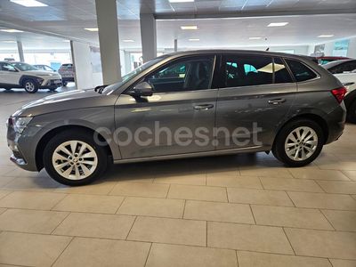 Usado Skoda Scala Ambition 150 CV (110 kW) 2023 Gris / plata Utilitario