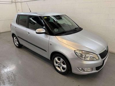 Usado Skoda Fabia Family 75 CV (55 kW) 2011 Gris / plata Berlina