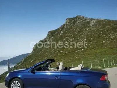 Usado VW Eos 140 CV (102 kW) 2006 Azul Descapotable