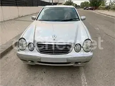 Usado Mercedes E320 Avantgarde 197 CV (144 kW) 1999 Gris / plata Berlina