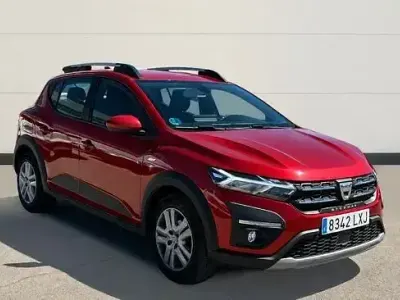 Usado Dacia Sandero Comfort 101 CV (74 kW) 2022 Rojo Berlina