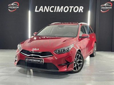 Begagnad Kia Ceed 120 HK (88 kW) 2023 Röd Halvkombi