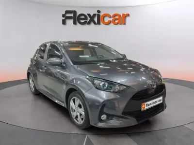 Usado Toyota Yaris Hybrid Active 116 CV (85 kW) 2025 Gris Berlina