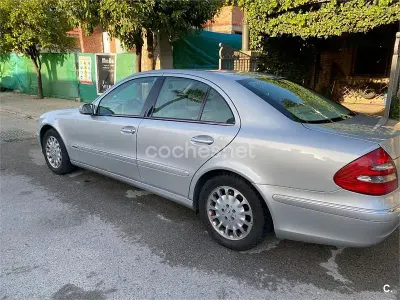 Usado Mercedes E220 Elegance 143 CV (105 kW) 2003 Gris / plata Berlina