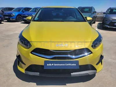 Usado Kia Ceed 100 CV (73 kW) 2022 Amarillo Utilitario