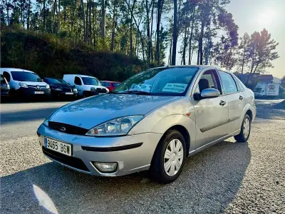 Usado Ford Focus Ghia 90 CV (66 kW) 2002 Gris / plata Berlina