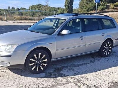 Usado Ford Mondeo Ghia 145 CV (106 kW) 2003 Gris Berlina