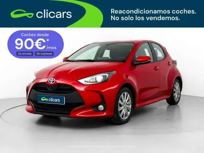 Usado Toyota Yaris Hybrid Active 75 CV (55 kW) 2022 Rojo Berlina