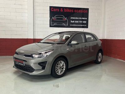 Usado Kia Rio 84 CV (61 kW) 2022 Verde Berlina