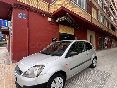 Usado Ford Fiesta Ambiente 70 CV (51 kW) 2006 Gris / plata Utilitario