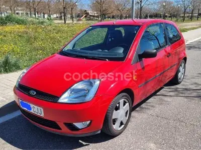 Usado Ford Fiesta Trend 100 CV (73 kW) 2003 Rojo Utilitario