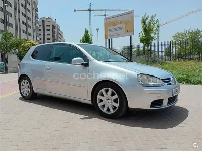 Usado VW Golf IV Highline 105 CV (77 kW) 2006 Gris / plata Berlina